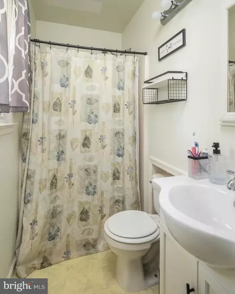 Bath - 7707 Huron Dr, Gainesville, VA 20155 photo 2 of 3