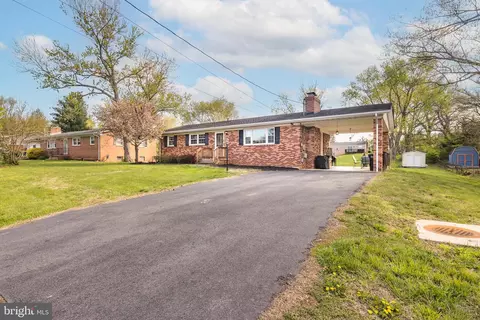 7707 Huron Dr, Gainesville, VA 20155