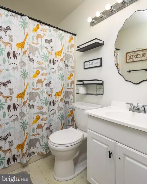 Bath - 7707 Huron Dr, Gainesville, VA 20155 photo 1 of 3