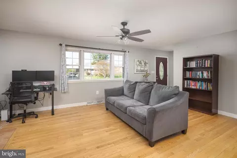 Living - 7707 Huron Dr, Gainesville, VA 20155 photo 2 of 4