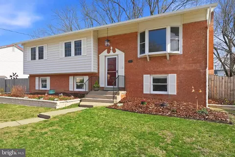 805 Norwood Ln, Woodbridge, VA 22191