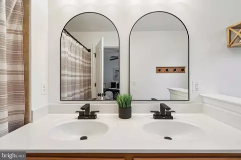 Bath - 4505 Potomac Highlands Cir, Triangle, VA 22172 photo 2 of 4