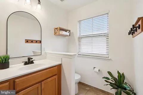Entry Way - 4505 Potomac Highlands Cir, Triangle, VA 22172 photo 7 of 8