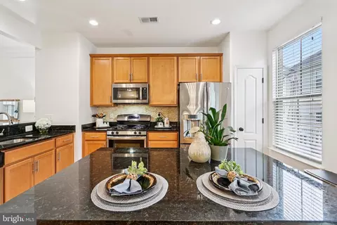 Kitchen - 4505 Potomac Highlands Cir, Triangle, VA 22172 photo 5 of 11