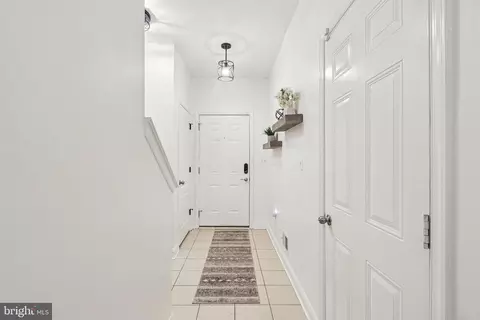 Entry Way - 4505 Potomac Highlands Cir, Triangle, VA 22172 photo 2 of 8