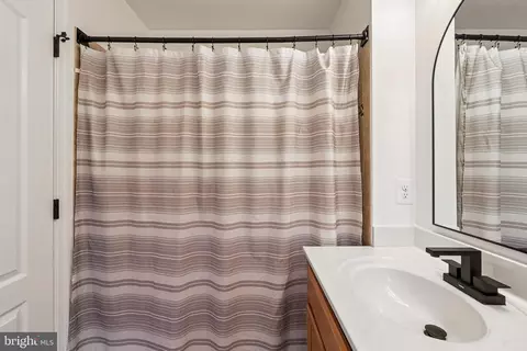 Bath - 4505 Potomac Highlands Cir, Triangle, VA 22172 photo 3 of 4