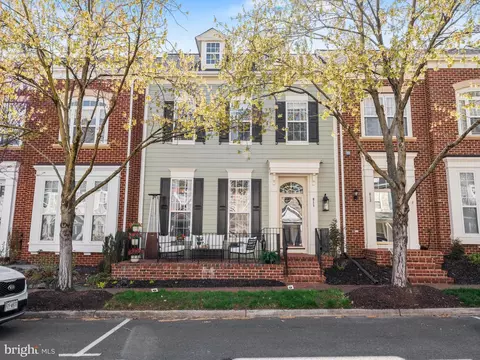 811 Monument Ave, Woodbridge, VA 22191