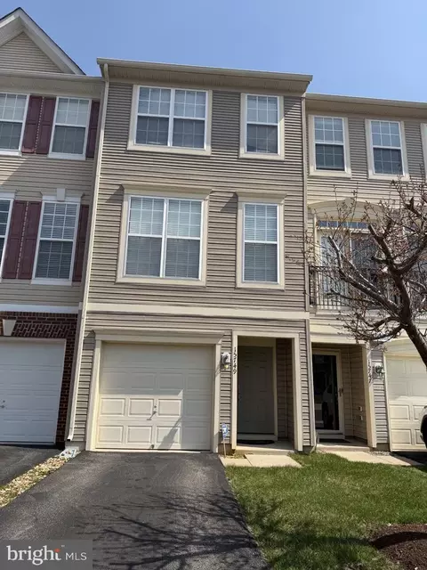 15749 John Diskin Cir #100, Woodbridge, VA 22191