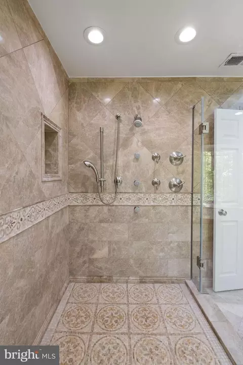 Bath - 12522 Spring Dr, Manassas, VA 20112 photo 6 of 12