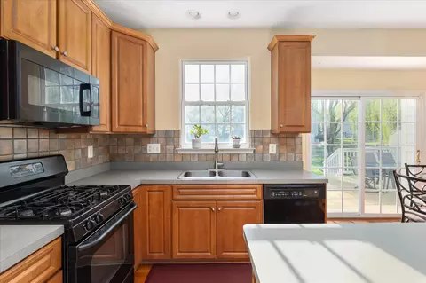 Kitchen - 9140 Big Springs Loop, Bristow, VA 20136 photo 2 of 3