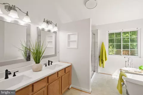 Bath - 12328 Grimsby Ln, Bristow, VA 20136 photo 2 of 6