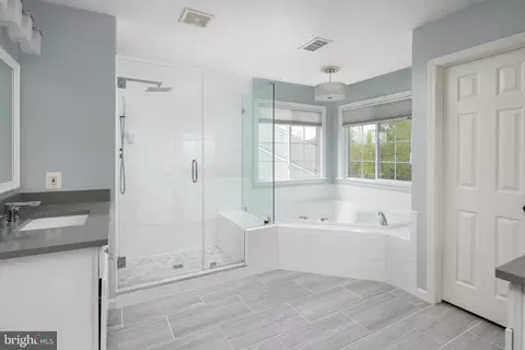 Bath - 7658 Bexhill Ct, Gainesville, VA 20155 photo 2 of 5