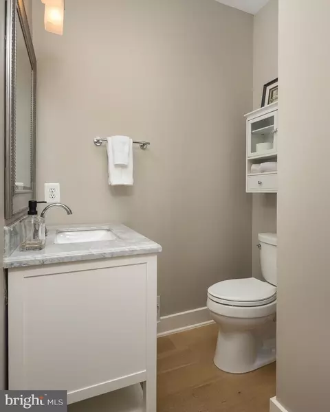 Bath - 7658 Bexhill Ct, Gainesville, VA 20155 photo 1 of 5