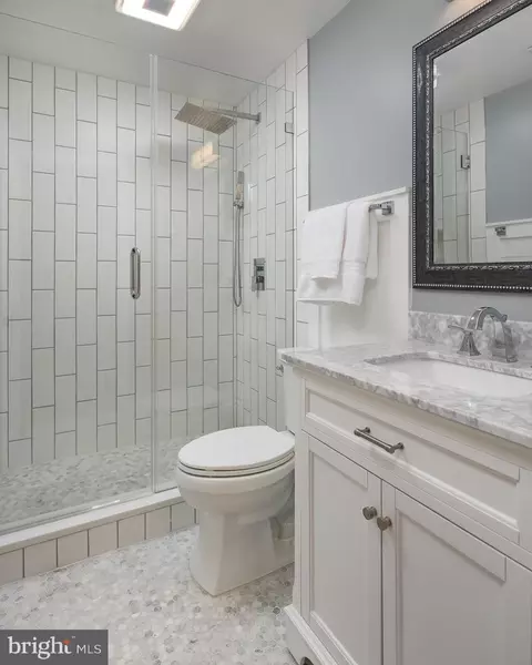 Bath - 7658 Bexhill Ct, Gainesville, VA 20155 photo 5 of 5