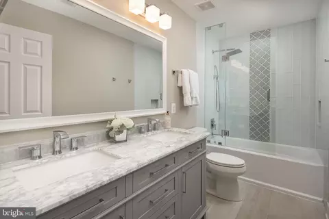 Bath - 7658 Bexhill Ct, Gainesville, VA 20155 photo 4 of 5