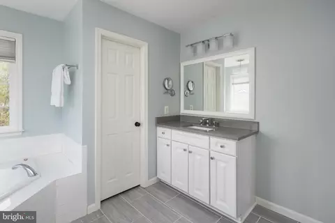 Bath - 7658 Bexhill Ct, Gainesville, VA 20155 photo 3 of 5