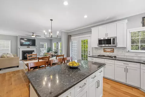 Kitchen - 14247 Murphy Ter, Gainesville, VA 20155 photo 3 of 4
