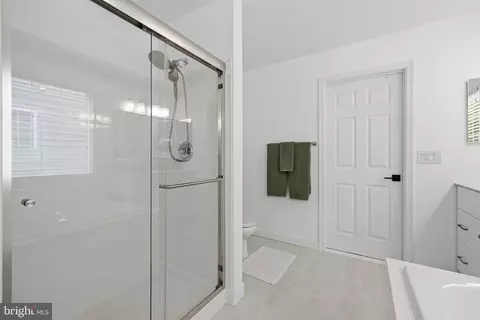 Bath - 14247 Murphy Ter, Gainesville, VA 20155 photo 3 of 7