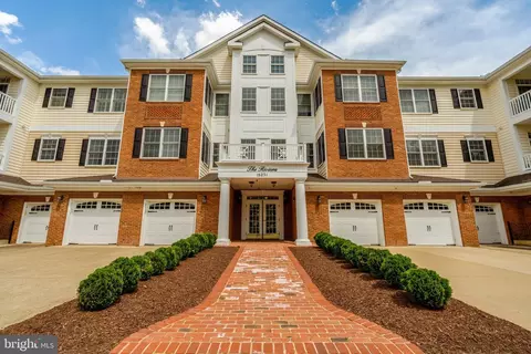 15231 Royal Crest Dr #204, Haymarket, VA 20169
