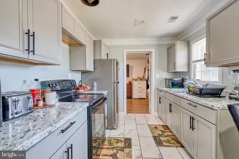 Kitchen - 9444 Lafayette Ave, Manassas, VA 20109 photo 2 of 2