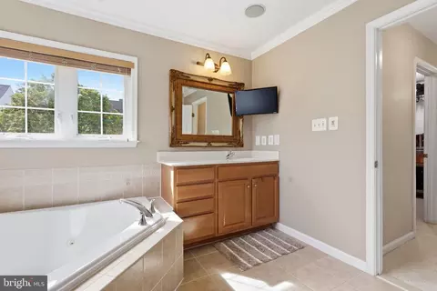 Bath - 18805 Hundred Acre Ln, Triangle, VA 22172 photo 2 of 5