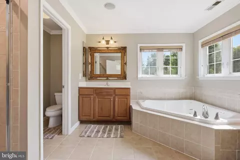 Bath - 18805 Hundred Acre Ln, Triangle, VA 22172 photo 1 of 5