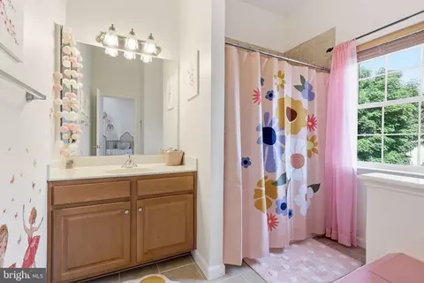 Bath - 18805 Hundred Acre Ln, Triangle, VA 22172 photo 3 of 5