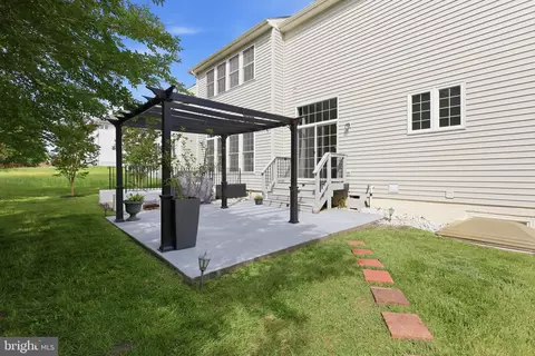 Exterior - 18805 Hundred Acre Ln, Triangle, VA 22172 photo 2 of 3