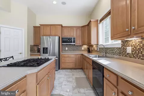 Kitchen - 18805 Hundred Acre Ln, Triangle, VA 22172 photo 2 of 5