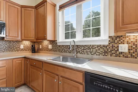 Kitchen - 18805 Hundred Acre Ln, Triangle, VA 22172 photo 4 of 5