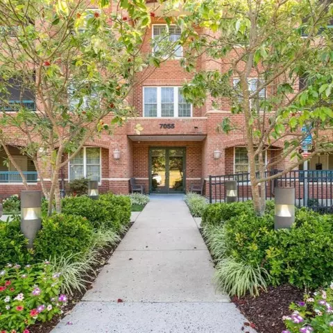 7055 Heritage Hunt Dr #210, Gainesville, VA 20155