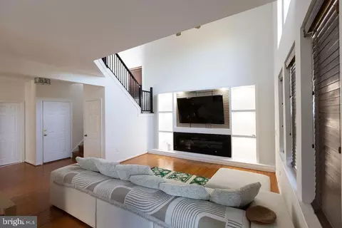 Living - 14387 Newbern Loop, Gainesville, VA 20155 photo 2 of 3