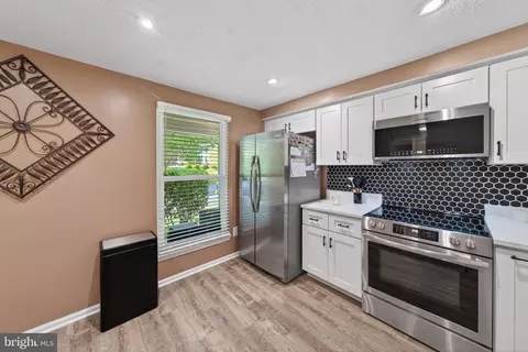Kitchen - 15095 Mill Spring Dr, Dumfries, VA 22025 photo 2 of 2