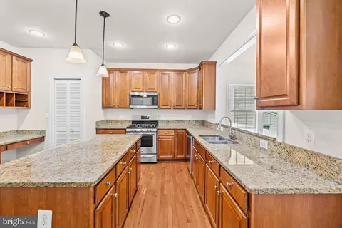 Kitchen - 18706 Kerill Rd, Triangle, VA 22172 photo 5 of 8