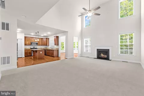 Living - 18706 Kerill Rd, Triangle, VA 22172 photo 2 of 6