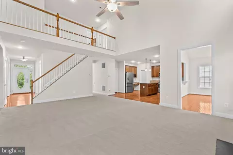 Living - 18706 Kerill Rd, Triangle, VA 22172 photo 4 of 6