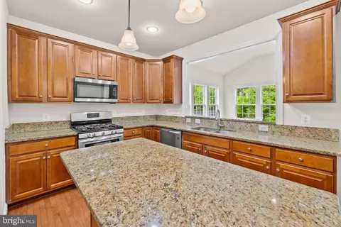 Kitchen - 18706 Kerill Rd, Triangle, VA 22172 photo 4 of 8