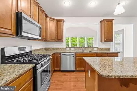 Kitchen - 18706 Kerill Rd, Triangle, VA 22172 photo 7 of 8