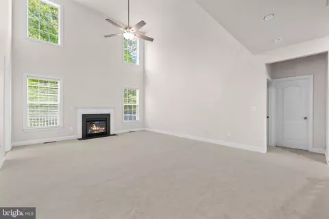 Living - 18706 Kerill Rd, Triangle, VA 22172 photo 3 of 6