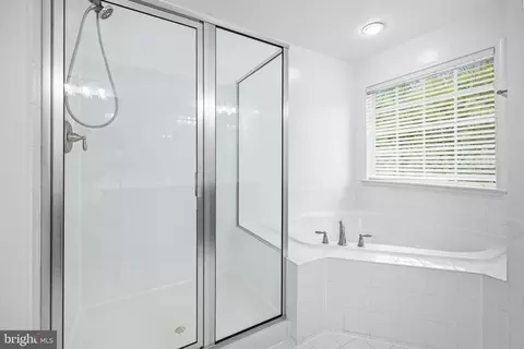 Bath - 18706 Kerill Rd, Triangle, VA 22172 photo 1 of 2