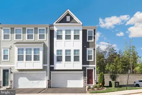 18319 Summit Pointe Dr, Triangle, VA 22172