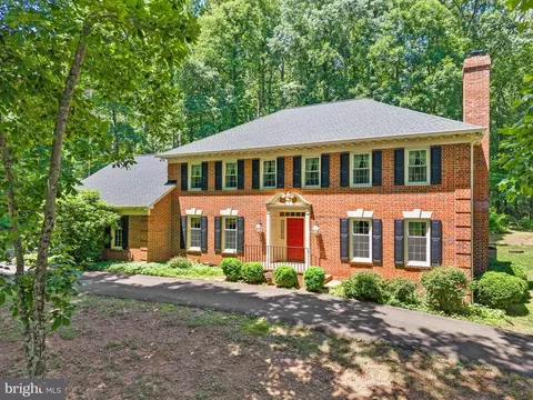 Exterior - 4560 Lynn Forest Dr, Gainesville, VA 20155 photo 10 of 22