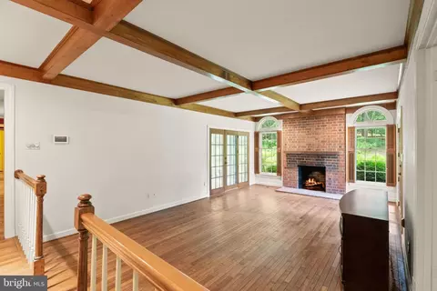 Living - 4560 Lynn Forest Dr, Gainesville, VA 20155 photo 4 of 7