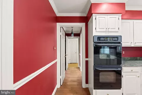 Entry Way - 4560 Lynn Forest Dr, Gainesville, VA 20155 photo 6 of 8