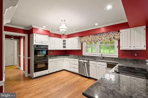 Kitchen - 4560 Lynn Forest Dr, Gainesville, VA 20155 photo 4 of 5