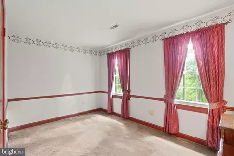 Bedroom - 4560 Lynn Forest Dr, Gainesville, VA 20155 photo 8 of 10