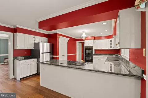 Kitchen - 4560 Lynn Forest Dr, Gainesville, VA 20155 photo 2 of 5