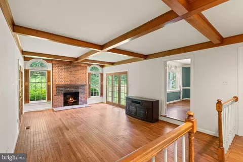 Living - 4560 Lynn Forest Dr, Gainesville, VA 20155 photo 5 of 7