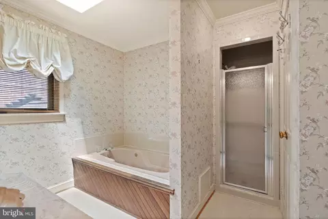 Bath - 4560 Lynn Forest Dr, Gainesville, VA 20155 photo 6 of 7