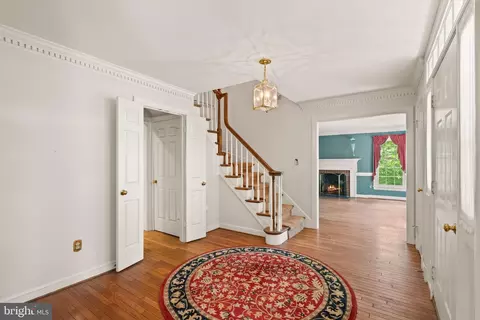 Entry Way - 4560 Lynn Forest Dr, Gainesville, VA 20155 photo 3 of 8